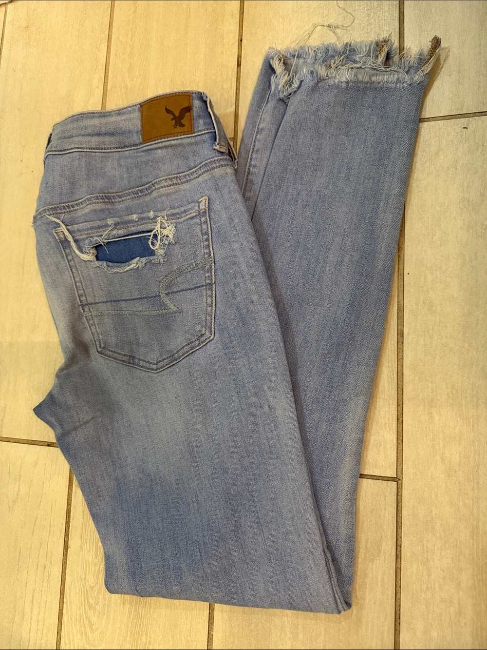 American Eagle Super Low Jegging Jeans Women 8 Light Wash Distressed Raw Hem